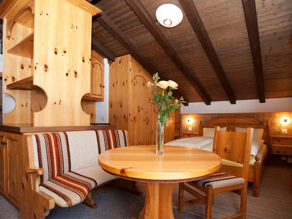 Ambiente Guesthouse Saas Fee الغرفة الصورة
